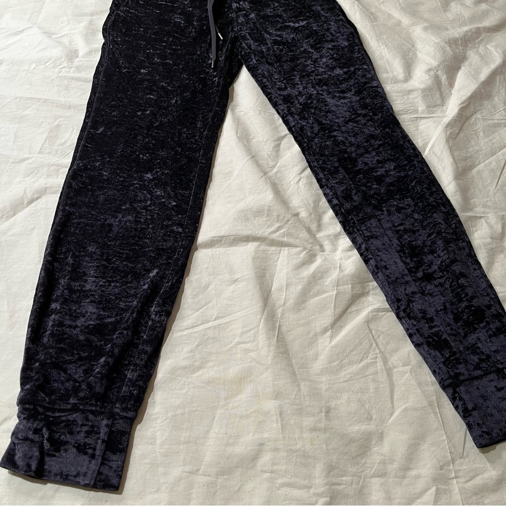 Lululemon Black Velour Jogger Size 4 - image 4
